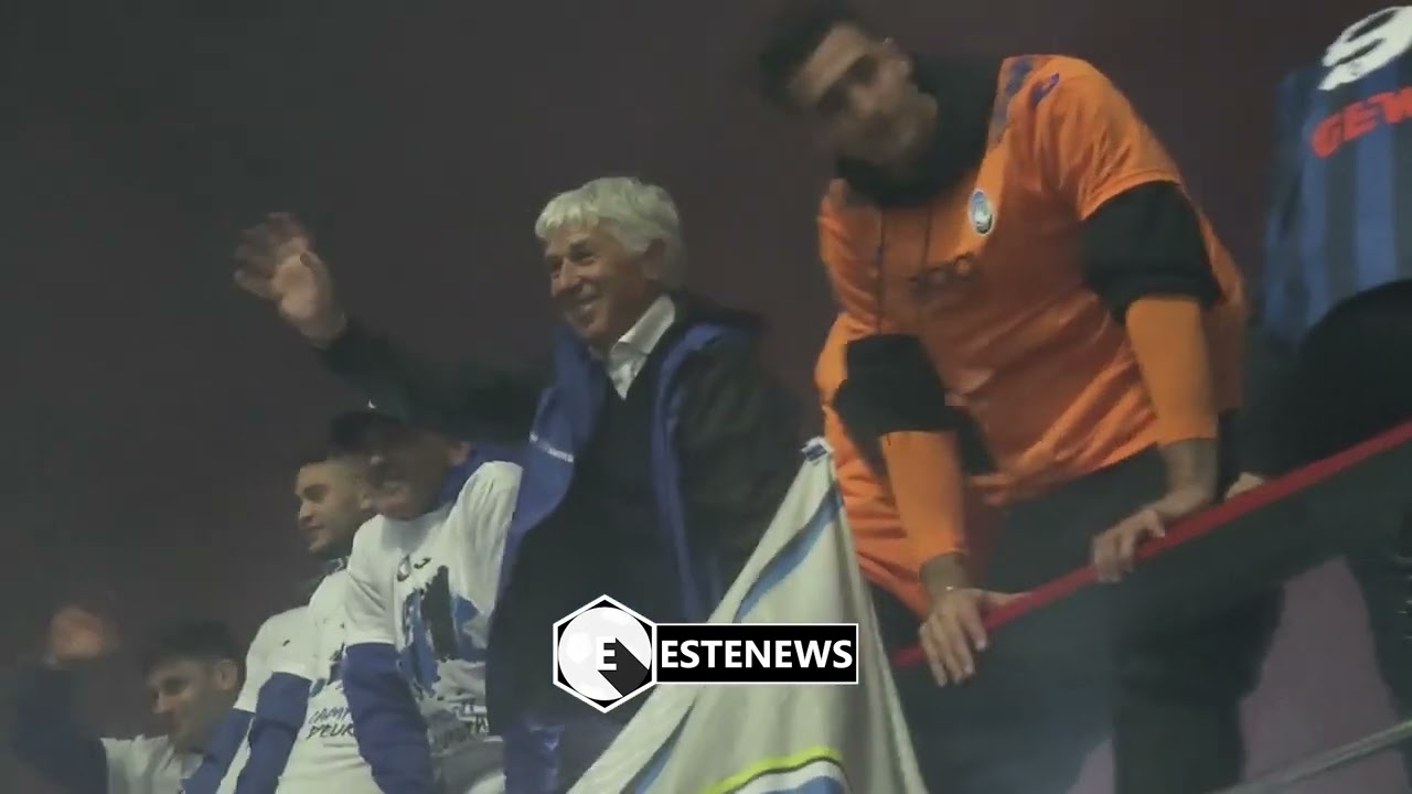 Atalanta, delirio in città per il pullman scoperto: Gasperini scatenato, i tifosi 