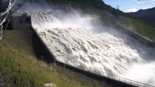 Сброс воды на Саяно-Шушенской ГЭС