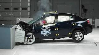 2008 Nissan Sentra moderate overlap IIHS crash test
