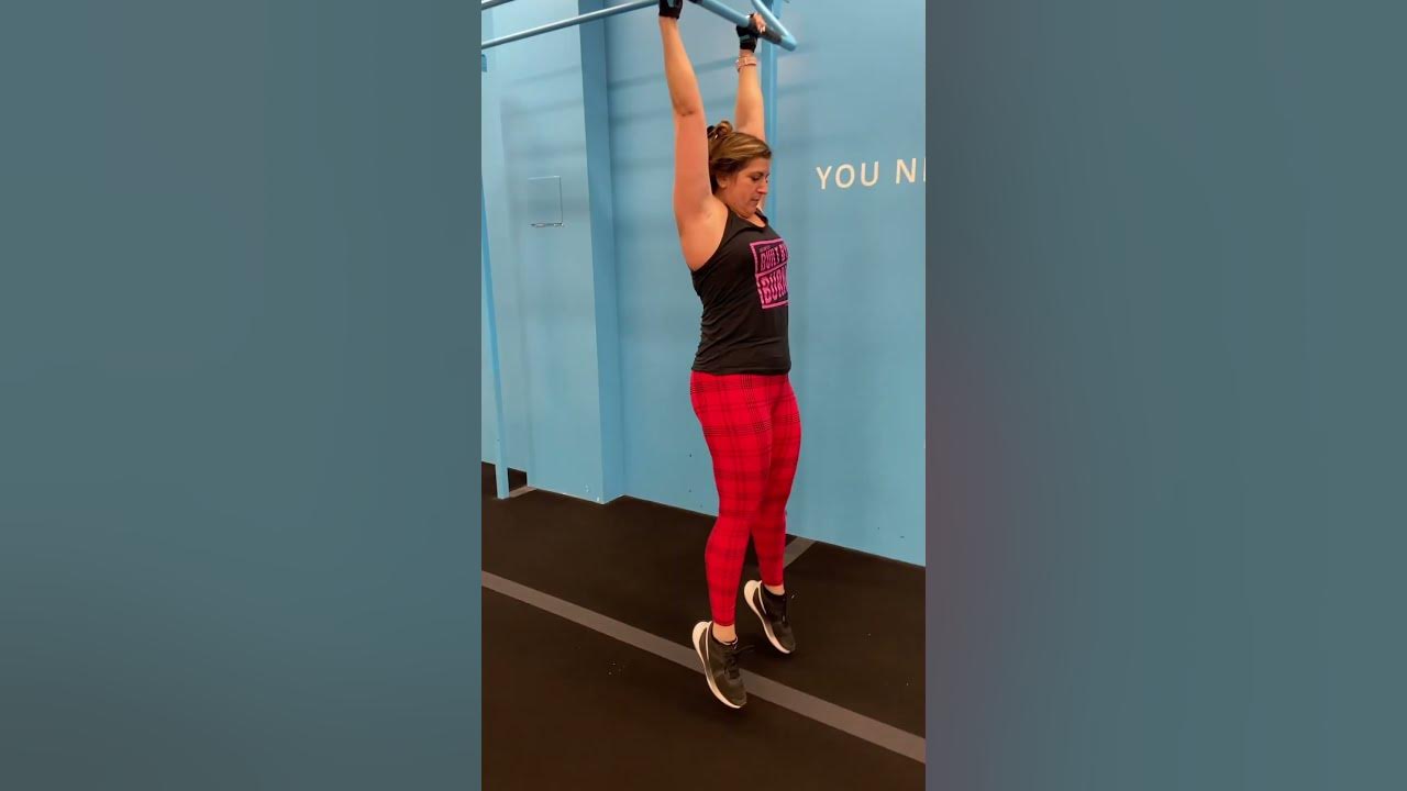 12 Days of Fitmas Day 1 Hanging Knee Tucks burnbootcamp Leggings