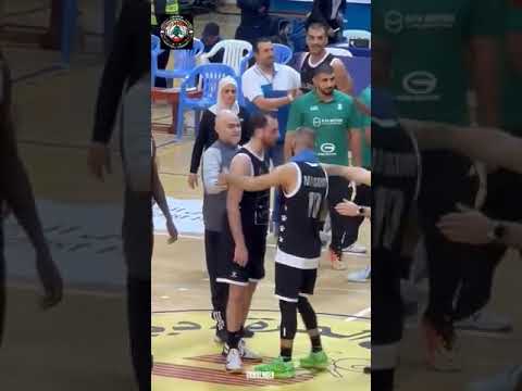 لقطة عفوية بين وائل عرقجي وفؤاد ابو شقرا