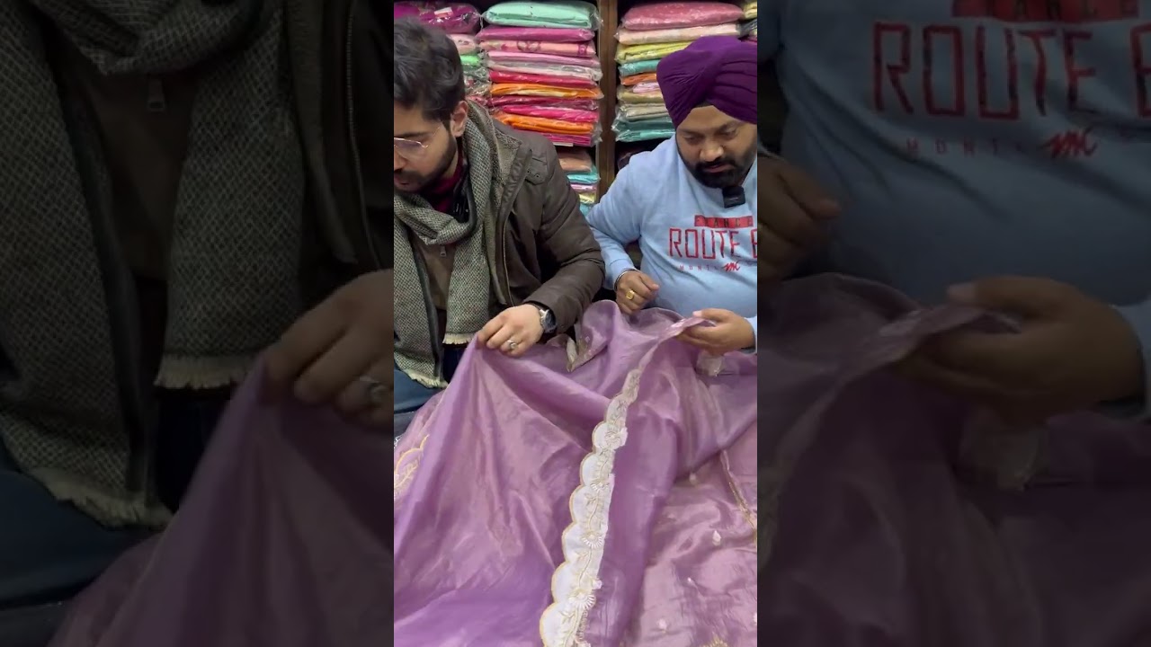 ਮੌੜ ਮੰਡੀ ਚ ਹਰ ਲੇਡੀਜ ਸੁਟ ਬਜ਼ਾਰ ਨਾਲ਼ੋਂ ਅੱਧੇ ਰੇਟਾਂ ਤੇ . Simran Textile’s 90567-39401