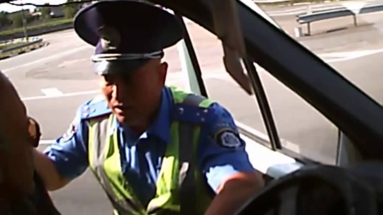 Гаишник на капоте Гаишник на капоте