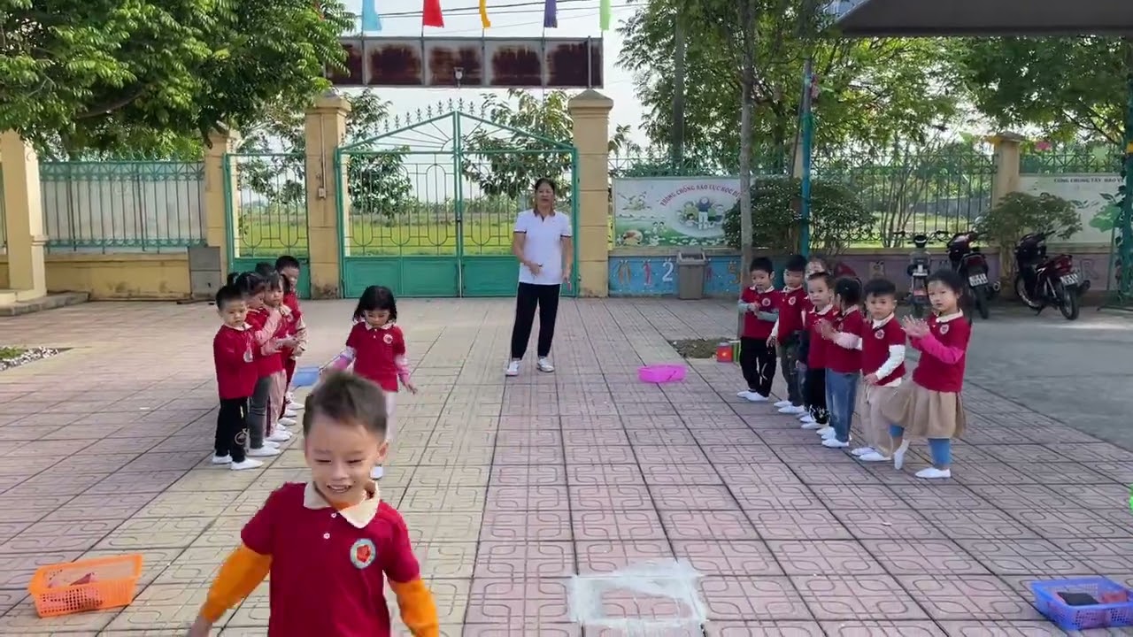 Ném xa bằng 1 tay khối 4-5 tuổi