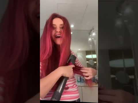 Video: Shakira Surprises With Pink Hair
