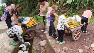 Download Lagu A righteous passerby helped a mother and daughter's stroller cross the road MP3 Download Lagu A righteous passerby helped a mother and daughter's stroller cross the road MP3