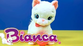 Vamos a jugar con Bianca | ¡Mira cómo camina sola! by Jugueteando 61,528 views 6 years ago 3 minutes, 33 seconds