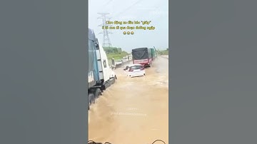 Cảm động xe đầu kéo "giúp" ô tô con đi qua đoạn đường ngập 😂 #giaothong #vanhoagiaothong #haha
