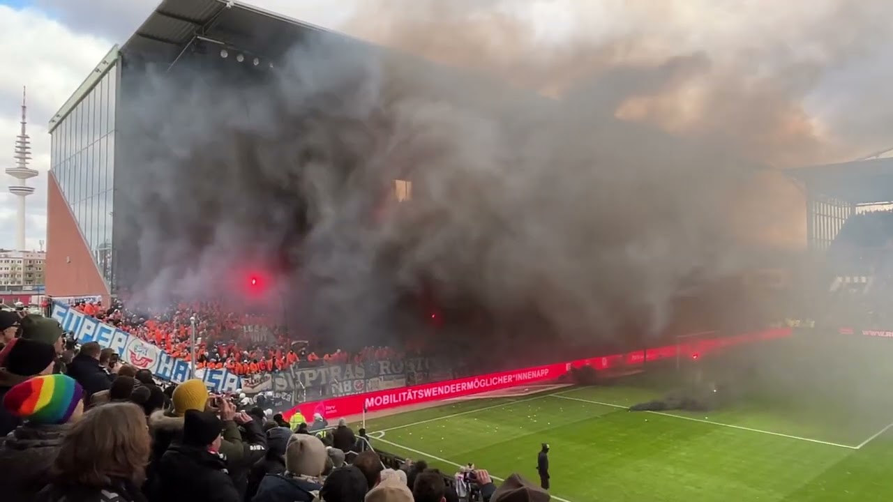 St Pauli - Hansa Rostock Pyro Gästeblock 2. Halbzeit