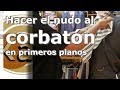 Hacer el nudo al corbatón en primeros planos