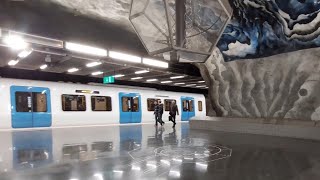 Stockholms tunnelbana, tåg typ C30, Röda linjen, station Tekniska högskolan. Undertexter, subtitles