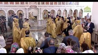 Патриарх Московский и всея Руси Кирилл во время освящения храма в Новосибирске поскользнулся и упал