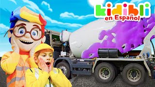 Los niños juegan con un camión de cemento | Los niños juegan a fingir ⛑ Kidibli