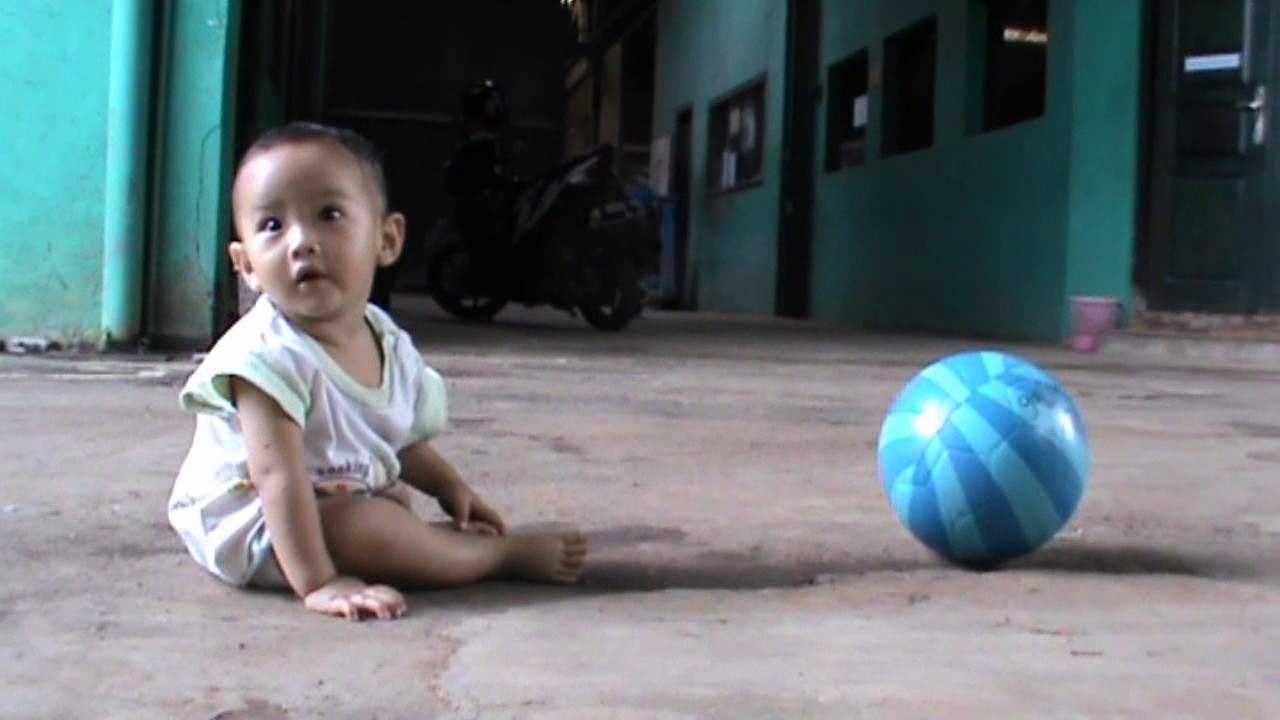 Anak Kecil Bermain Bola Lucu Sekali Youtube
