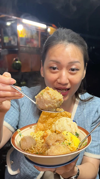 CUANKI GOES VIRAL IN BANDUNG… LUCKI IT’S RAINING SO NO MORE QUEUING