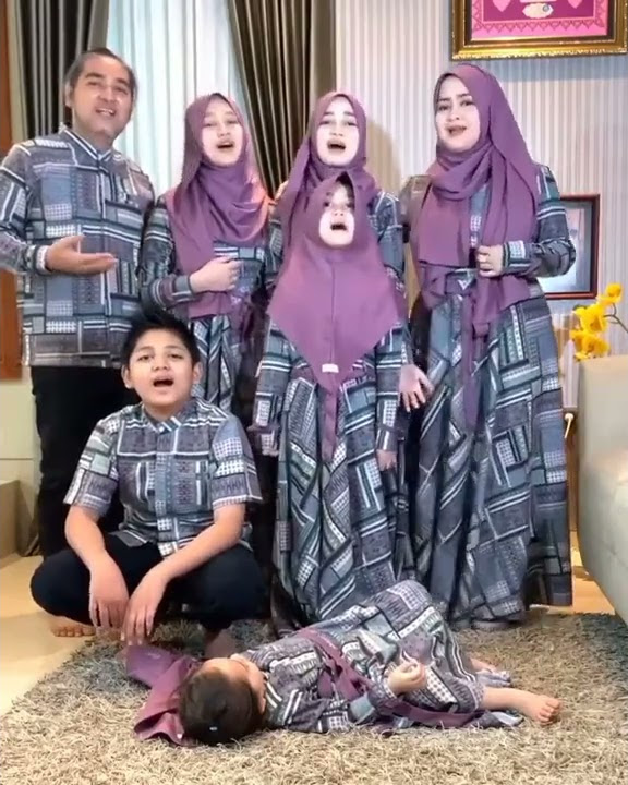 Download lagu Veve Zulfikar Dan Keluarganya Bersholawat Bareng. Bikin Merinding