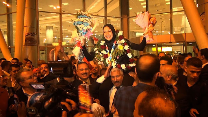 "عالطبلة والزمارة".. استقبال بعثة أولمبياد الشباب في مطار القاهرة