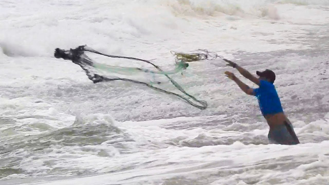 Этот рыбак — настоящая рыболовная машина! Смотрите, какой сюрприз он вытащил из бурного моря.