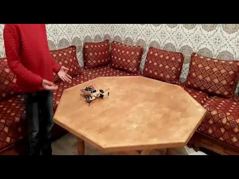 روبوت مبرمج على عدم السقوط من الطاولة the robot that never falls off the table