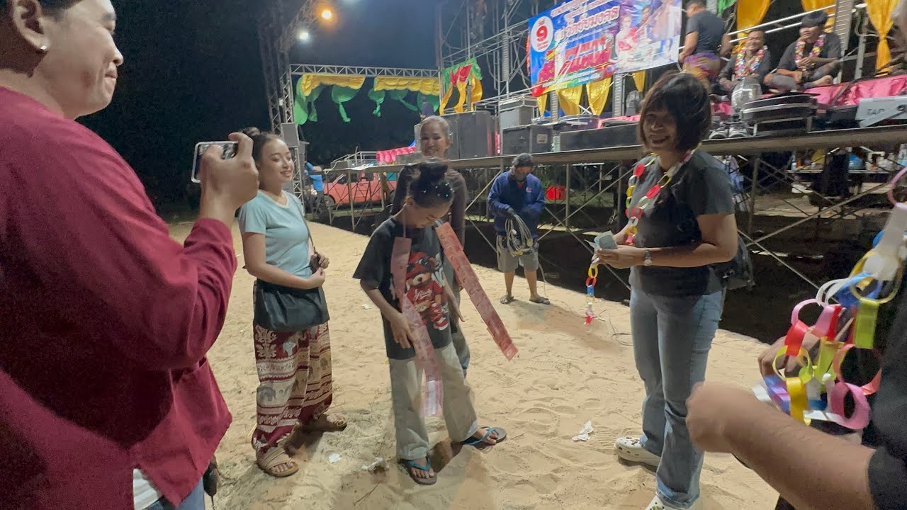 บรรยากาศหลังลงจากเวทีที่อ.ห้วยแถลงจ.นครราชสีมา