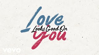 Смотреть клип Chris Young - Love Looks Good On You (Official Lyric Video)