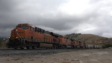 Tehachapi day 2 in 4k. Ugly weather, manifests and pacing alongside a BNSF intermodal at Monolith