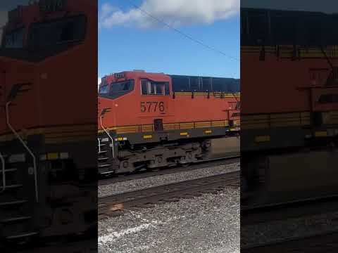 Cool horn sequence from engineer on BNSF *5776 westbound