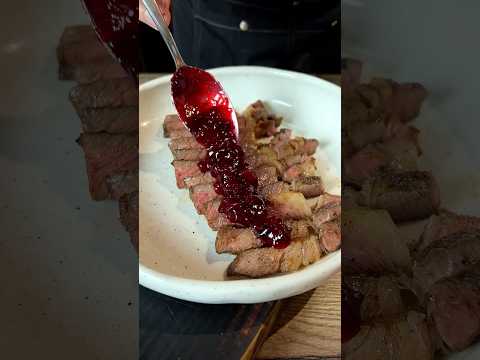 Сочный стейк с клюквенным соусом