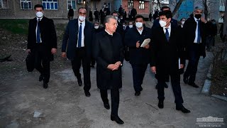 картинка: Кутилмаган ташриф: Шавкат Мирзиёев Чирчиқнинг муаммоли маҳаллалардан бирига борди