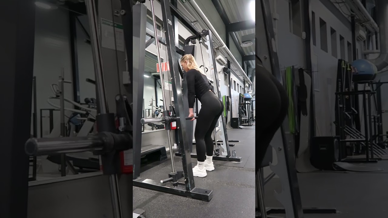 Rumänska marklyft i smithmaskin