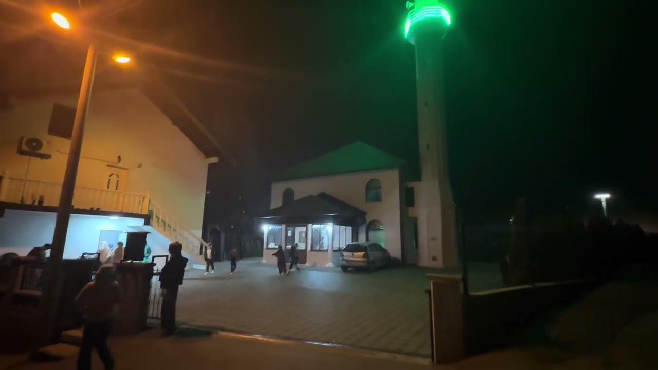 Dječija graja ispred džamije u naselju Krojčica