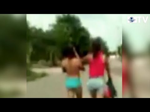 Obliga a caminar desnuda por la calle a adolescente