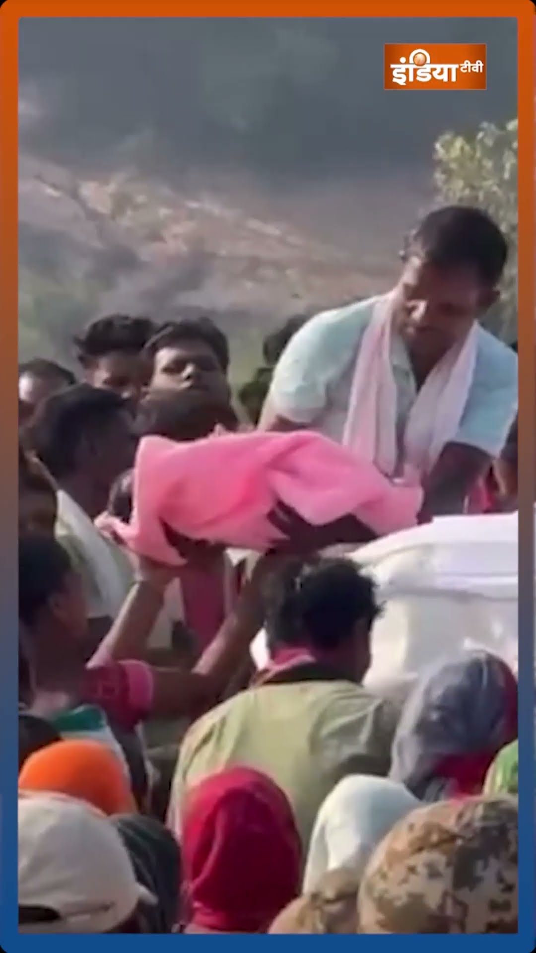 #ChhattisgarhNaxalAttack में शहीद पिता को मासूम नवजात ने दी श्रद्धांजलि #vishnudevsai #shorts