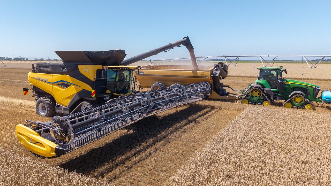 New Holland CR11 Harvesting Wheat