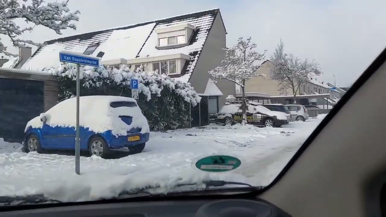 Met de auto door de sneeuw naar huis gereden