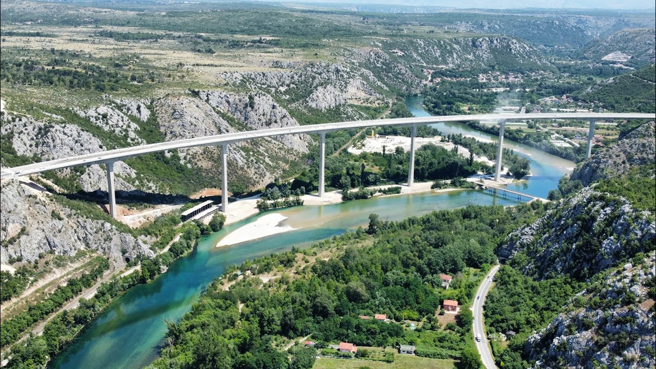 Most Počitelj nakon betonske dobiva i željeznu ogradu. Nikada više radnika na mostu.