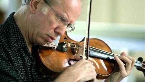 Gidon Kremer plays Mendelssohn Concerto for Violin & Strings in D minor - 3rd mov.