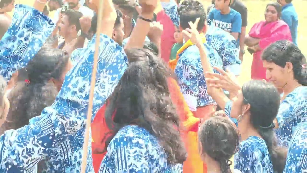 തുമ്പകുടം അകമ്പടിയോടെ കുതിരകൾ ഇറങ്ങി