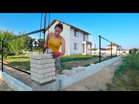 Пара построила НЕДОРОГОЙ и ОЧЕНЬ КРАСИВЫЙ ЗАБОР своими руками - Timelapse. Пошаговая инструкция