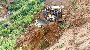 The D6R XL Bulldozer Process Makes Palm Terraces in Steep Plantations