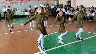 Harbiy libosda qizlar o’yini / Dance of girls in military dresses / Танец девочек в военных платьях