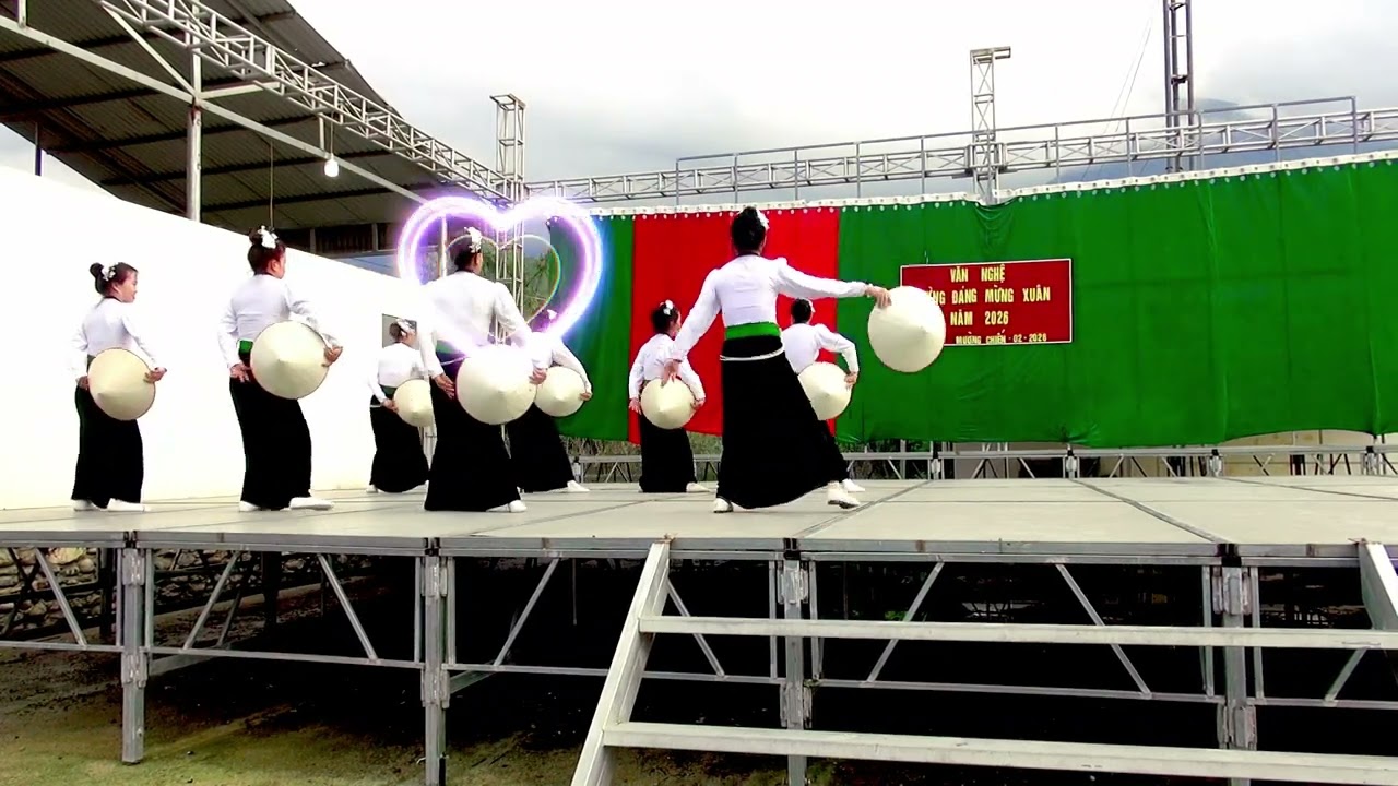 Múa nón đón xuân mới do đội trẻ bản mường chiến một thể hiện năm 2026