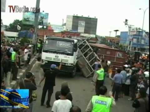 Truk Kontainer Terbalik Menimpa Gadis ABG Hingga Tewas