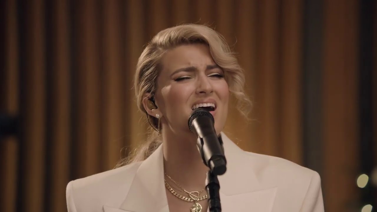 Tori Kelly - O Holy Night (From A Tori Kelly Christmas - Live From Capitol  Studios) Chords - Chordify