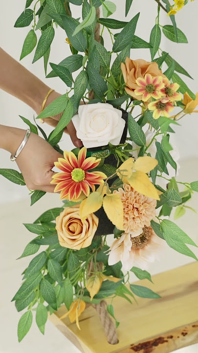 And suddenly, you need a swing at your wedding 😍Send this to a Sunflower & Peach bride 🌻🍑