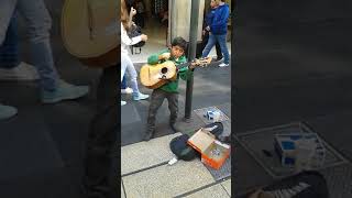 Niño de COCO en la vida real cantando Resimi