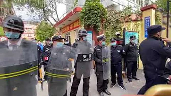 真敢干:北京冬奥会组委会工作人员的房子也被强制清理,他老婆在外国驻华大使馆工作,照样被收拾!收拾他们的是解放军在朝阳区三里屯使馆区的干休所,是军方雇佣保安公司干的,老公是中国对外友好协会的即第二外交部