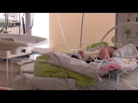 Video: Moteris Komoje Pagimdė Kūdikį