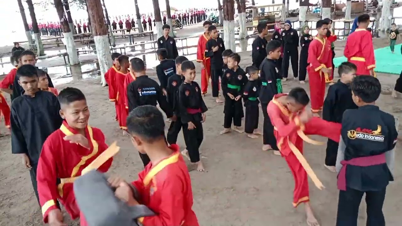 MELATIH TENDANGAN SABIT AMI VS TAPAK SUCI