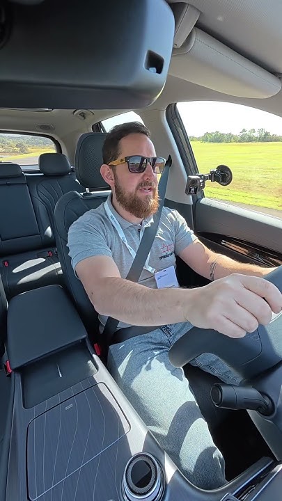 Como é andar com um carro elétrico na pista?